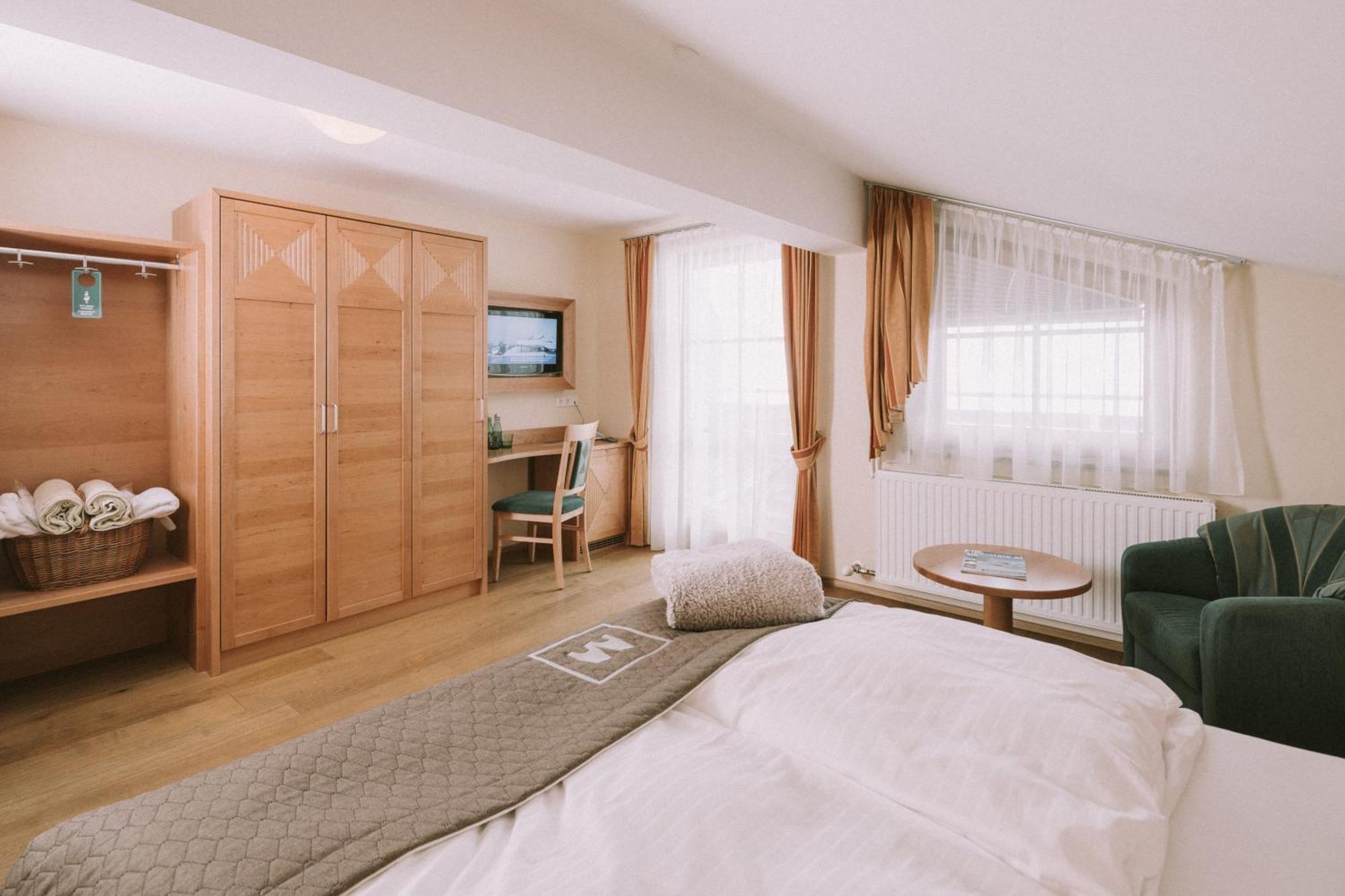 Hotel Montana オーバータウエルン エクステリア 写真