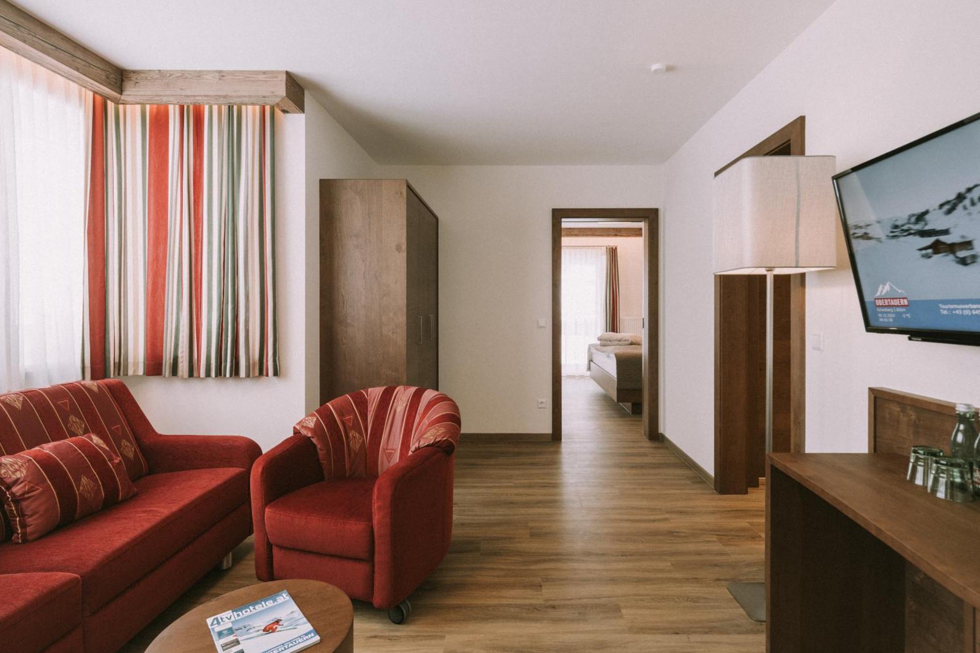 Hotel Montana オーバータウエルン エクステリア 写真